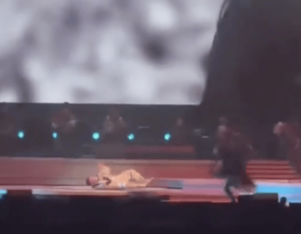 网上配资炒股网站 陈奕迅演唱会摔倒并迅速爬起 疑似被激光笔照射