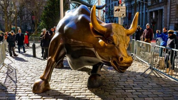 股票配资合同 华尔街对特朗普关税“免疫”，市场缘何无视贸易战威胁再创新高？ 投资者经历“头条疲劳”